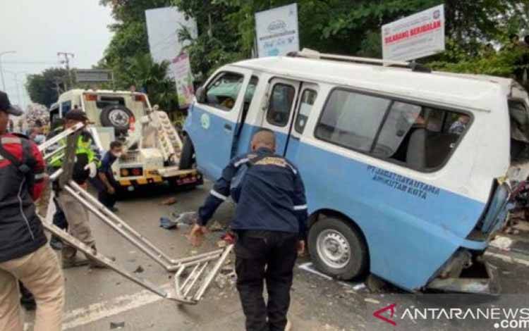 Rusak berat, angkot yang diseruduk truk tronton di Kota Balikpapan, Kalimantan Timur, Jumat (21/1/2021)