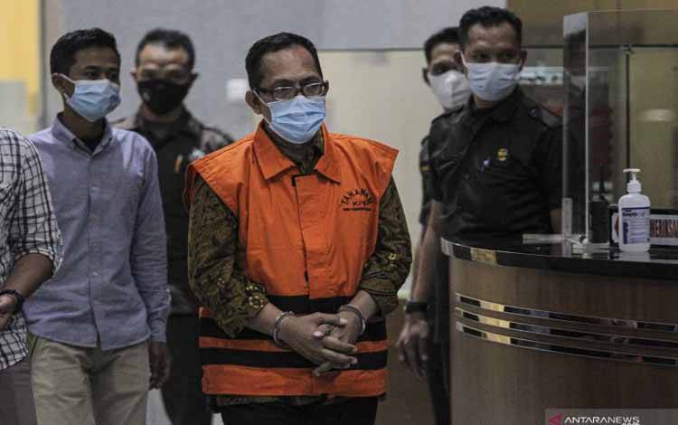 Hakim Pengadilan Negeri (PN) Surabaya Itong Isnaeni Hidayat (tengah) mengenakan rompi tahanan usai menjalani pemeriksaan di gedung KPK, Jakarta, Kamis (20/1/2022).
