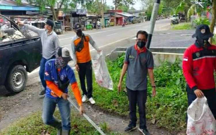 Gotong royong bersihkan lingkungan di Kelurahan Selat Utara, Kecamatan Selat, Kabupaten Kapuas, Jumat 21 Januari 2022