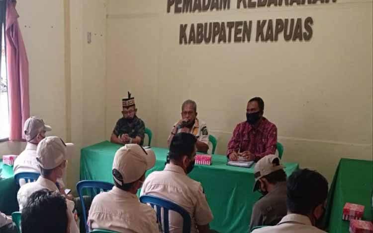 Kepala Satpol PP dan Damkar Kapuas, Syahripin selaku Ketua Tim Penilai saat melakukan penetapan angka kredit jabatan fungsional 2022
