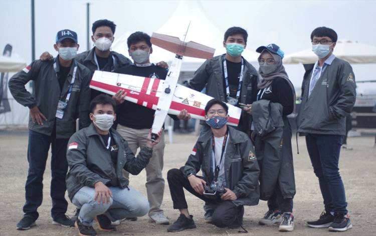 Sebanyak sembilan mahasiswa Universitas Indonesia (UI) merancang pesawat tanpa awak atau Unmanned Aerial Vehicle (UAC) dengan teknologi Microsoft. (ANTARA/Dokumentasi Pribadi)