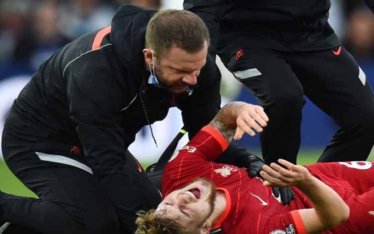 Pemain muda Liverpool Harvey Elliott mengerang kesakitan setelah mengalami cedera saat pertandingan Liga Inggris melawan Leeds United di Elland Road, Leeds, Inggris, pada 12 September 2021