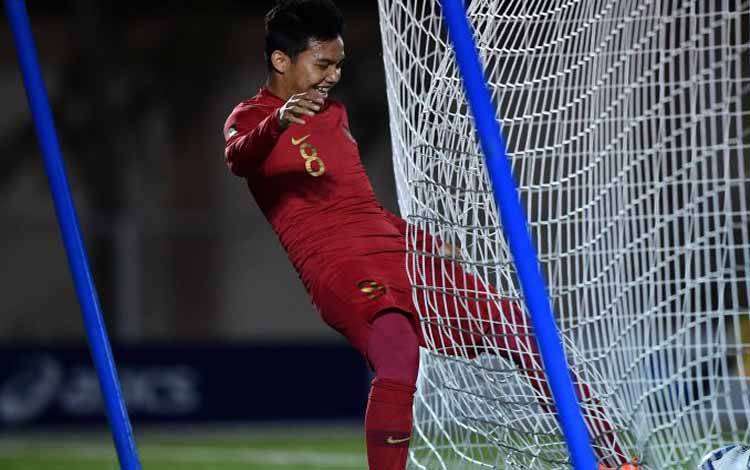 Pemain Timnas U-22 Indonesia Witan Sulaeman melakukan selebrasi seusai mencetak gol ke gawang Timnas Brunei Darussalam dalam pertandingan Grup B SEA Games 2019 di Stadion Sepak Bola Binan, Laguna, Filipina, Selasa (3/12/2019). Indonesia menaklukkan Brunei dengan skor 8-0