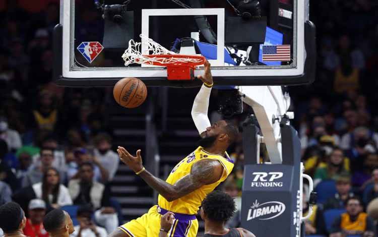 Forward Los Angeles Lakers LeBron James (6) melakukan dunks pada laga melawan Orlando Magic di Amway Center, Florida, 21 Januari 2022