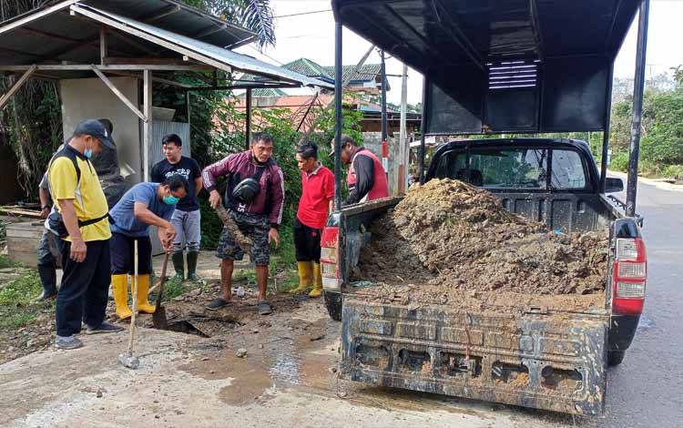 Kabid Perkim Dinas PUPR Perkim, Supian Effendi (baju kuning) memimpin kegiatan pembersihan saluran drainase di Jalan Nansarunai