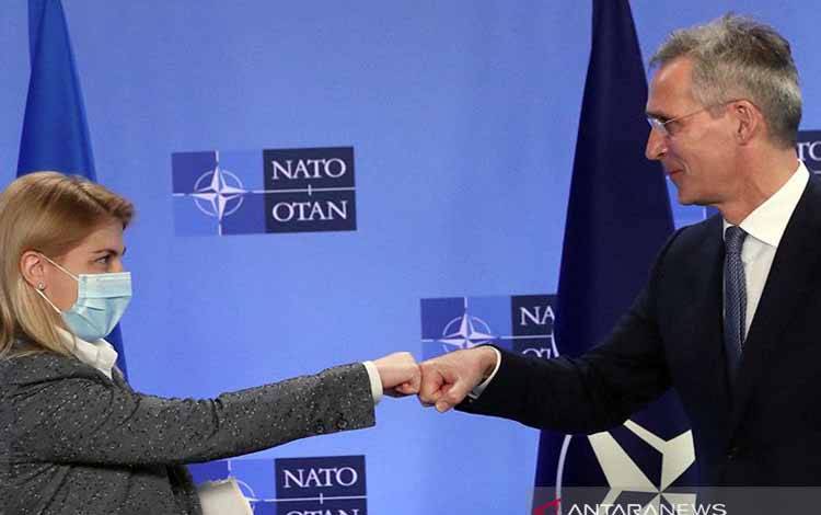 Sekjen NATO Jens Stoltenberg dan Wakil Perdana Menteri Ukraina untuk Eropa dan integrasi Euro-Atlantik Olga Stefanishyna melakukan salam kepalan tangan setelah melakukan konferensi pers gabungan usai pertemuan di markas besar Aliansi di Brussels, Belgia, Senin (10/1/2022)
