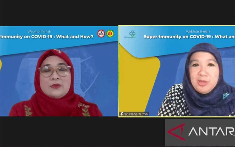 Tangkapan layar Juru Bicara Vaksinasi COVID-19 Kemenkes Siti Nadia Tarmizi (kanan) dalam acara diskusi virtual PDPI, Jakarta, Sabtu (22/1/2022) (ANTARA/Prisca Triferna)