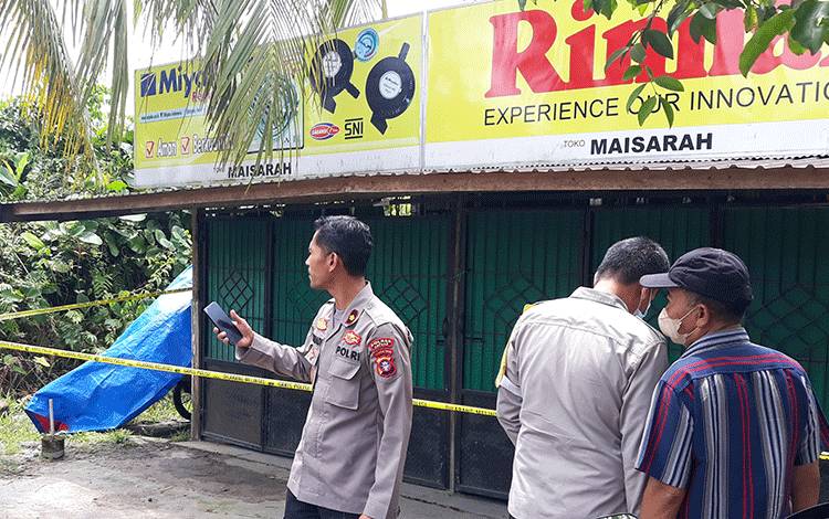 Polisi berada di lokasi kejadian diduga perampokan di Toko Maisarah di Jalan Patih Rumbih, Kecamatan Selat, Kabupaten Kapuas untuk mengumpulkan bukti-bukti sebagai bahan penyelidikan lebih lanjut, Sabtu, 22 Januari 2022.