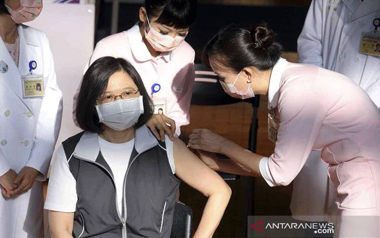 Arsip--Tenaga kesehatan menyuntikkan vaksin COVID-19 kepada pemimpin Taiwan Tsai Ing-wen di National Taiwan University Hospital di Taipei, Taiwan, Senin (23/8/2021). Tsai Ing-wen menerima vaksin COVID-19 dari Medigen Vaccine Biologics Corp, yaitu vaksin yang dikembangkan secara domestik untuk melawan penyakit tersebut. ANTARA FOTO/REUTERS/Annabelle Chih/rwa.