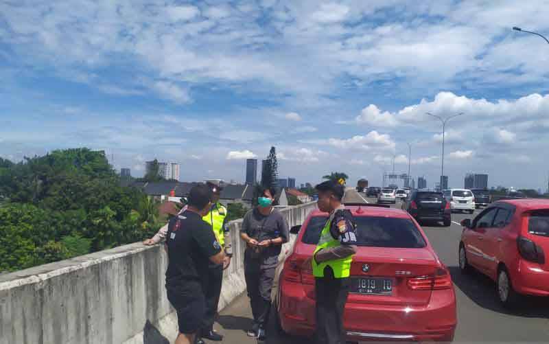 Satuan Polisi Jalan Raya Polda Metro Jaya menertibkan konvoi mobil sport di yang memenuhi ruas Jalan Tol Andara KM 02.400 karena menghambat pengguna jalan Tol, Minggu, (23/1/2022). (foto : ANTARA/Dokumentasi Pribadi)