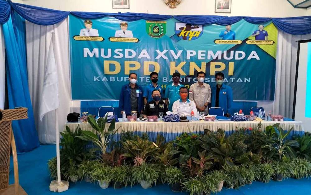 Ketua KNPI Barsel terpilih, Ahmad Akmal Husein (kemeja putih duduk) bersama Ketua KNPI Provinsi Kalteng daoSC Musda XV KNPI, Minggu, 23 Januari 2022.