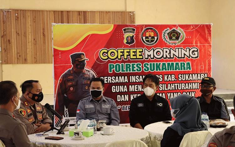 Kapolres Sukamara AKBP Dewa Made Palguna saat menggelar cofe morning bersama Insan pers.