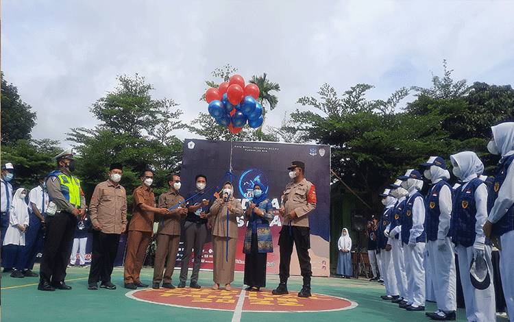 Bupati Kobar Nurhidayah melepas balon ke udara, sebagai tanda dimulainyaMedical Festival SMKS Bhakti Indonesia Medica Pangkalan Bun 2022.