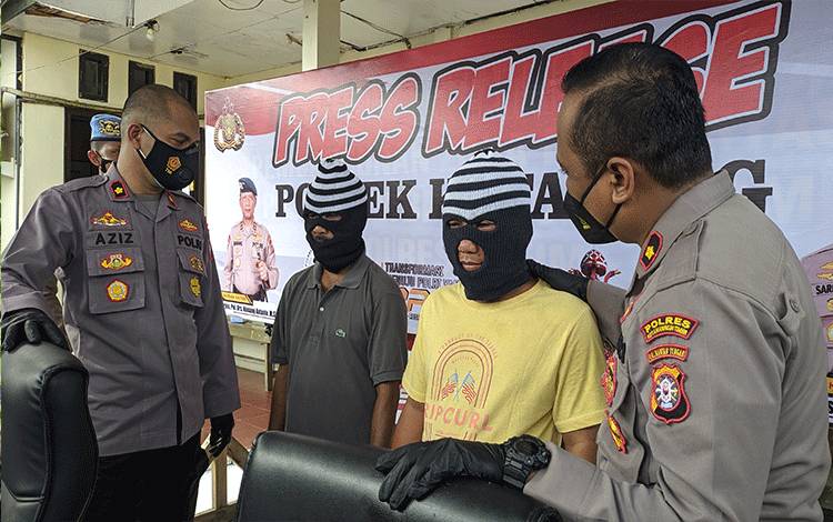 Waka Polres Kompol Abdul Aziz bersama Kapolsek Ketapang Kompol Samsul Bahri, saat mengintrogasi bandar sabu.