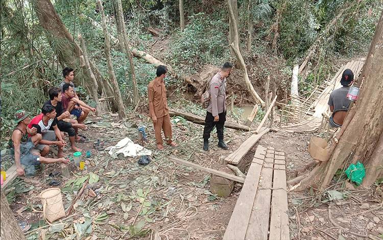  Akses darurat warga dengan membangun jembatan sementara di desa Siwau, Kecamatan Gunung Timang.