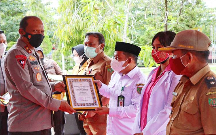 Kepala Kantor Kementerian Agama Kabupaten Barito Timur, Abdul Majid Rahimi, saat menerima penghargaan dari Kapolda Kalteng, Irjen Pol Nanang Avianto.