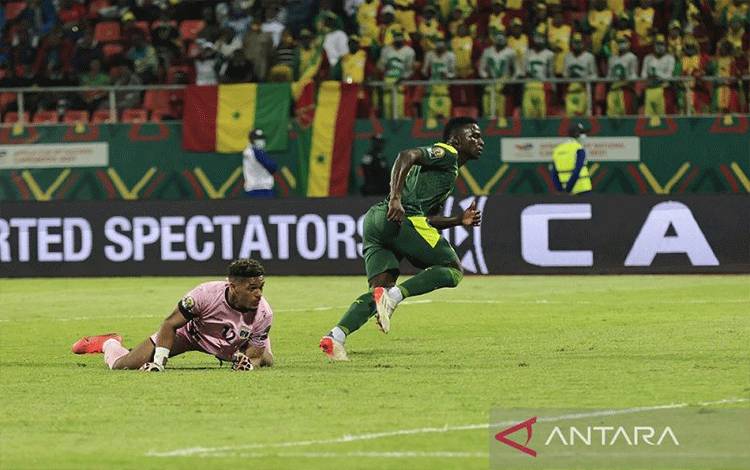 Penyerang tim nasional Senegal Bamba Dieng (kanan) merayakan golnya ke gawang Tanjung Verde dalam pertandingan 16 besar Piala Afrika 2021 di Stadion Kouekong, Bafoussam, Kamerun, Selasa (25/1/2022) waktu setempat. (ANTARA/REUTERS/Thaier Al-Sudani)