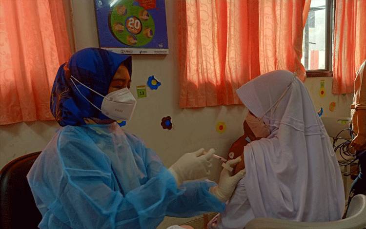 Siswa SDN 03 Cempaka Putih, Jakarta Pusat, menjalani vaksinasi COVID-19 dosis pertama, Selasa (14/12/2021). (ANTARA/Andi Firdaus).