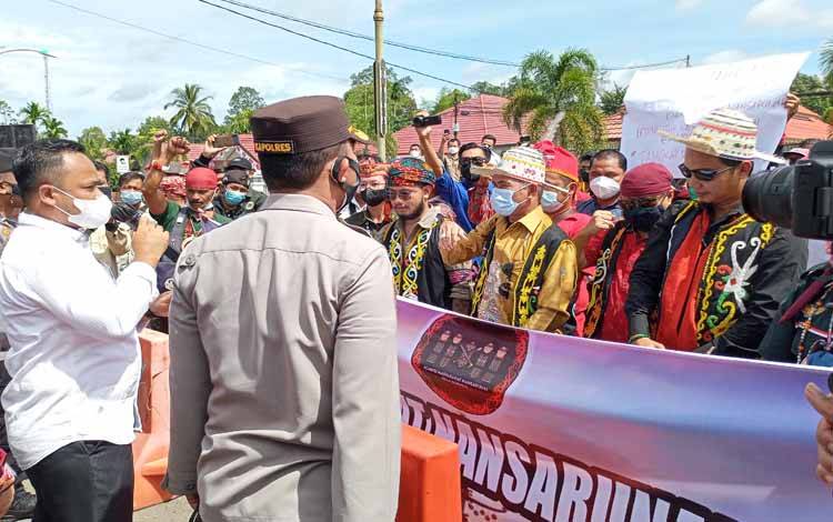 Aliansi Masyarakat Nansarunai Bela Borneo menggelar aksi damai di DPRD Barito Timur, Rabu 26 Januari 2022