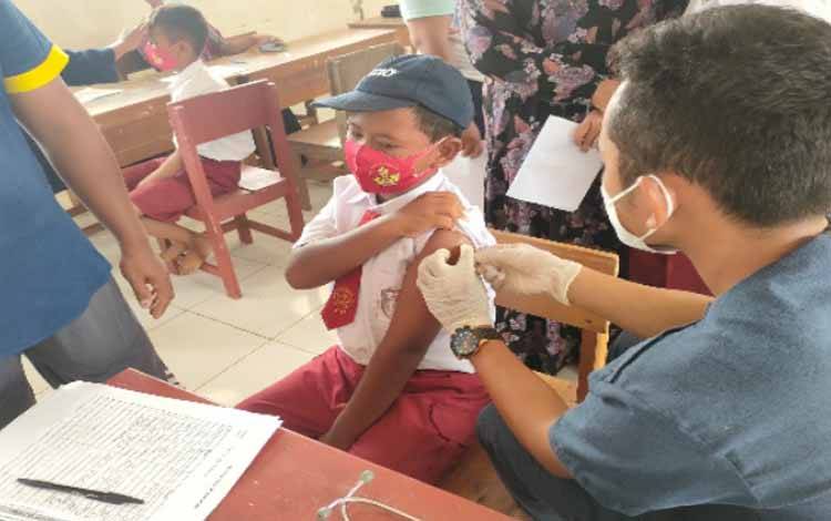Tim vaksinasi Puskesmas Tahai saat melakukan vaksinasi di SDN 2 Gadabung, Kecamatan Pandih Batu, Kabupaten Pulang, Rabu 26 Januari 2022