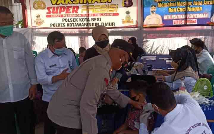 Kapolsek Kota Besi AKP Kusean Affandi saat memantau vaksinasi terhadap anak SD di wilayah tersebut