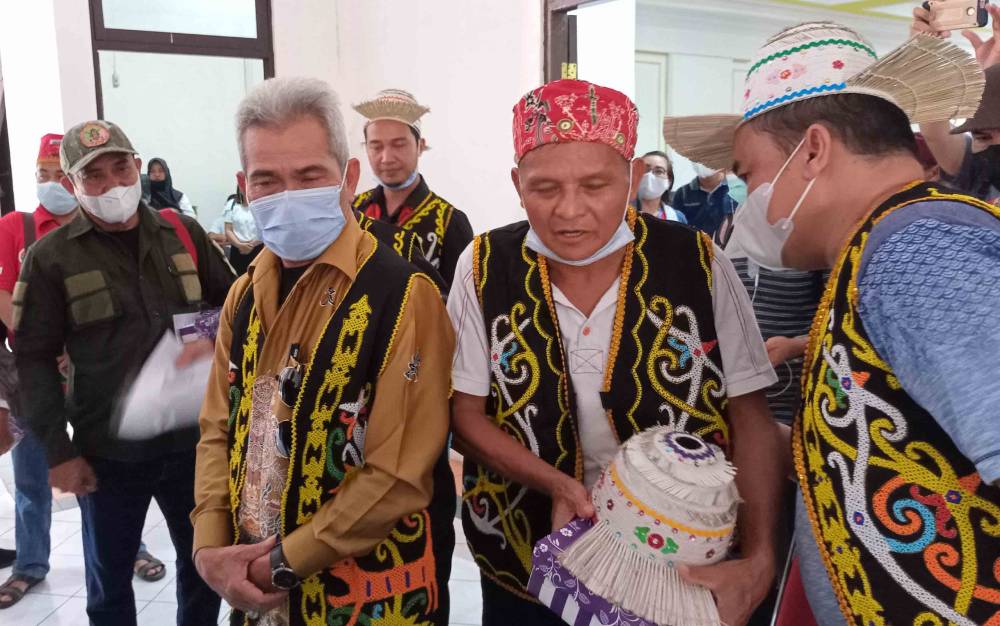 Ketua Aliansi Masyarakat Nansarunai Bela Borneo, Hengky A Garu (dua dari kiri) saat penyampaian pernyataan sikap di DPRD Barito Timur