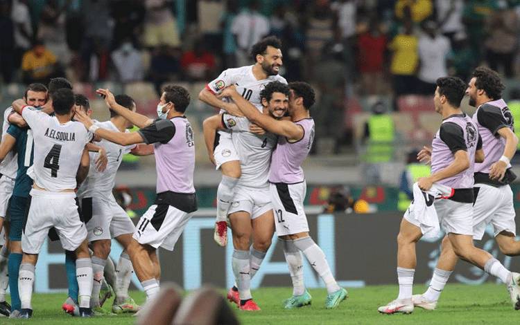 Striker Mesir Mohamed Salah merayakan keberhasilannya menendang bola dari adu penalti melawan Pantai Gading dalam pertandingan 16 besar Piala Afrika 2021 di Stadion Douala, Douala, Kamerun, 26 Januari 2022. (REUTERS/MOHAMED ABD EL GHANY)