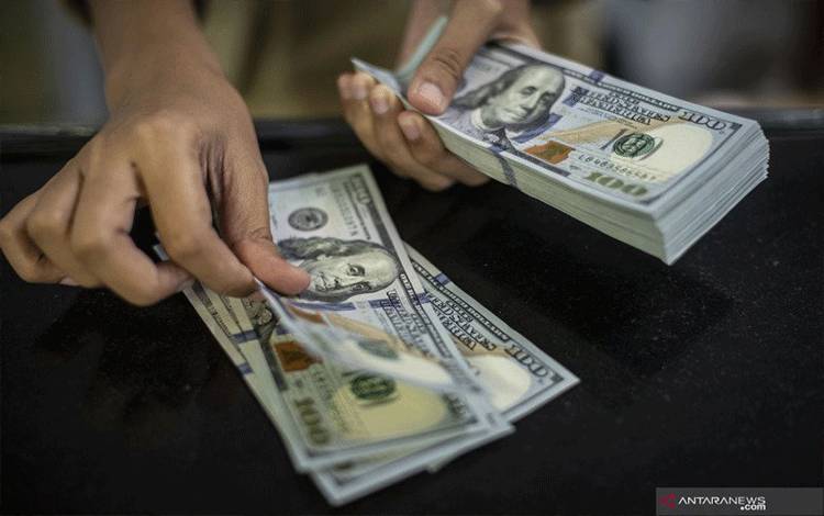 Pegawai menghitung uang dolar Amerika Serikat (AS) di gerai penukaran mata uang asing PT Ayu Masagung, Jakarta, Rabu (4/3/2020). ANTARA FOTO/Aprillio Akbar/wsj.