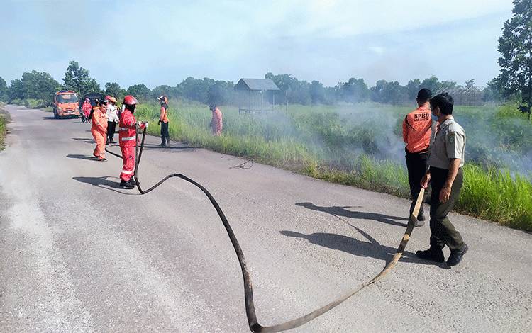 Petugas Tim Pencegahan Karhutla Kotim, berupaya memadamkan api di salah satu lahan kosong di Jalan Pelita Barat Sampit, belum ini.