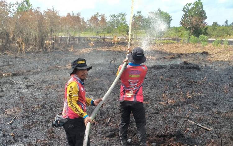 Sejumlah anggota MPA, bersama BPBD dan pihak kelurahan saat berupaya memadamkan api yang membakar lahan di wilayah Baamang Barat