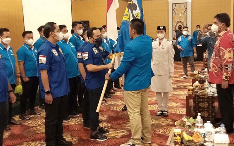 Sekretaris Jenderal Dewan Pimpinan Pusat atau Sekjen DPP KNPI, Addin Jauharudin menyerahkan bendera pataka kepada Ketua DPD KNPI Kalteng, Muhammad Alfian Mawardi, Kamis, 27 Januari 2022.