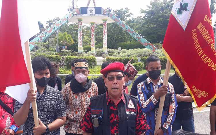Para pengurus dan anggota Batamad Kabupaten Kapuas saat menggelar aksi damai di Bundaran Kecil Jalan Tambun Bungai, Kota Kuala Kapuas, Jumat 28 Januari 2022