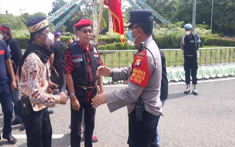 Kabag Ops Polres Kapuas Kompol Edia Sutaata saat turun langsung melakukan pengamanan aksi damai yang digelar Batamad Kapuas, Jumat 28 Januari 2022