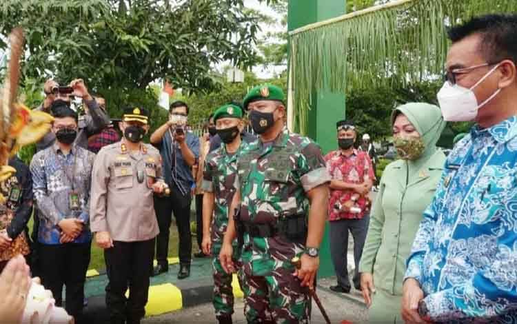 prosesi penyambutan Danrem 102 Panju Panjung, Brigjen TNI Yudianto Putrajaya di Makodim 1013 Muara Teweh, Jumat 28 Januari 2022. 