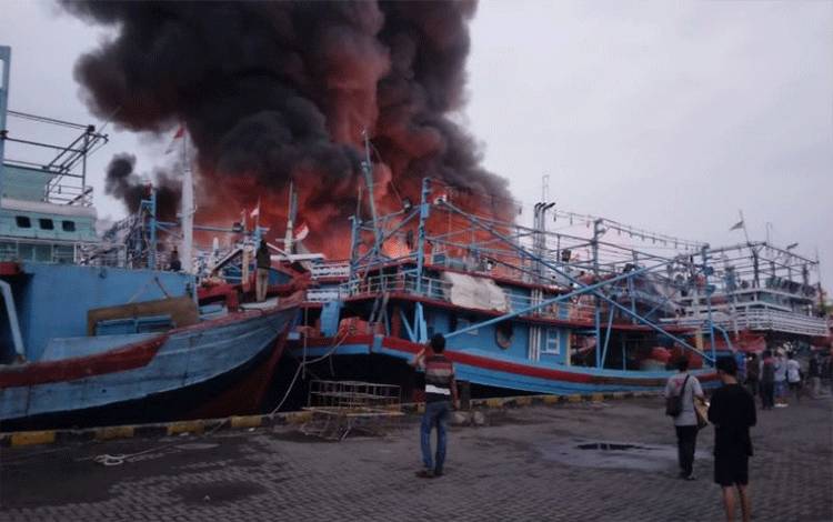 Sebanyak 13 kapal nelayan terbakar di Pelabuhan Pelindo Kota Tegal, Sabtu (29/1/2022). (ANTARA/HO-Polres Tegal Kota)
