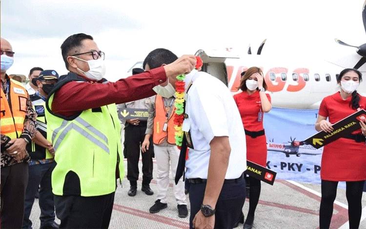 Asisten Perekonomian dan Pembangunan Setda Kalteng, Leonard S Ampung saat menyambut pilot dari maskapi Wing Air yang hendak melakukan penerbangan dari Palangka Raya ke Pontianak.