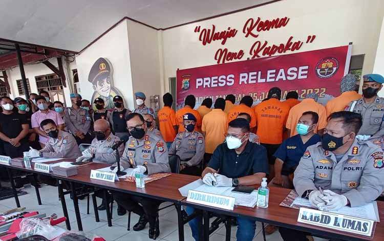 Kapolda Papua Barat Irjen Tornagogo Sihombing bersama tim saat merilis penanganan kasus bentrok berdarah Sorong, Sabtu