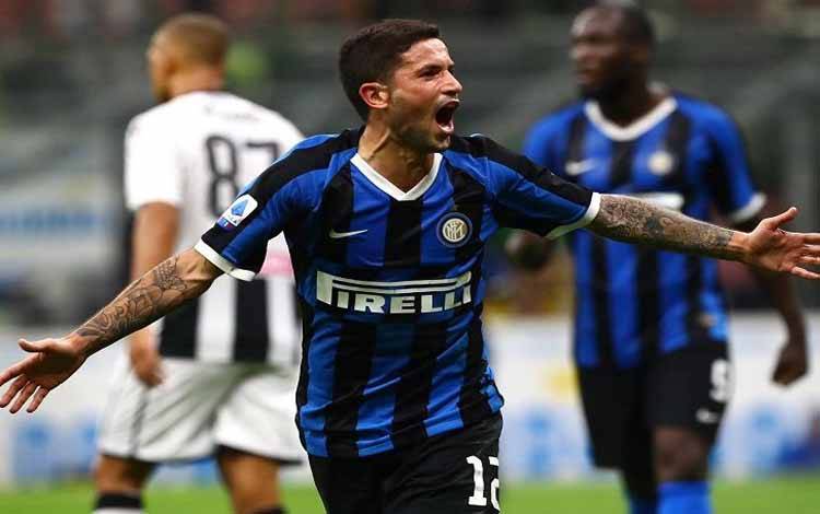 Gelandang Inter Milan Stefano Sensi melakukan selebrasi usai mencetak gol ke gawang Udinese dalam lanjutan Liga Italia di Stadion Giuseppe Meazza, Milan, Italia, Sabtu (14/9/2019) 