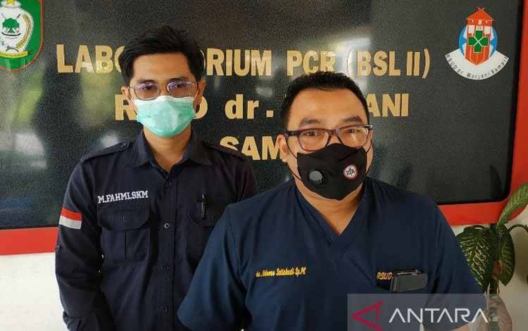 Penanggungjawab Laboratorium PCR BSL II RSUD dr Murjani Sampit dr Ikhwan Setiabudi saat memberikan keterangan pers, Sabtu (29/1/2022)