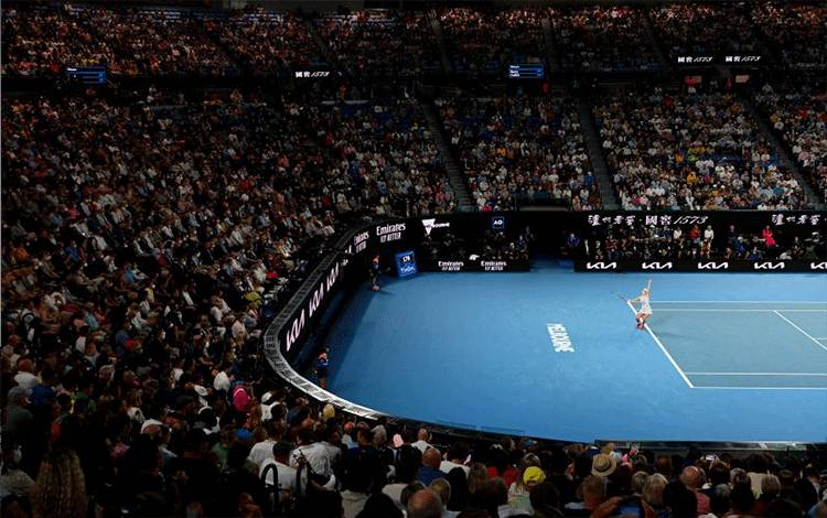 Petenis Australia Ashleigh Barty menjalani pertandingan final Australia Open melawan Danielle Collins asal Amerika Serikat di Melbourne Park, Melbourne, Australia. (29/1/2022) (ANTARA/REUTERS/MORGAN SETTE)