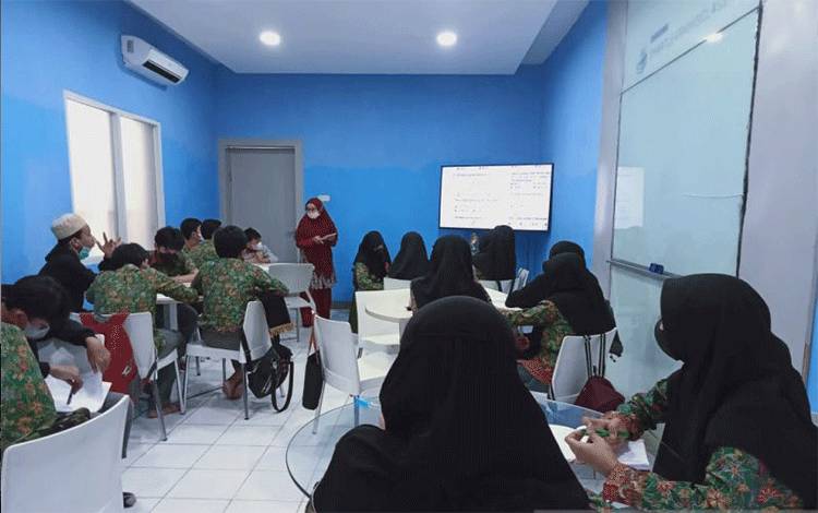 Ilustrasi - Suasana penerapan digitalisasi dalam sistem pendidikan dengan penggunaan tablet sebagai sarana dalam proses belajar dan mengajar di Ranu Harapan Islamic School (RHIS) di Makassar. ANTARA/Suriani Mappong