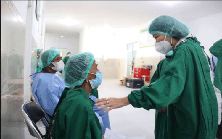 Bupati Pulang Pisau Pudjirustaty Narang saat saat menjumpai pasien yang akan melakukan Operasi Katarak.