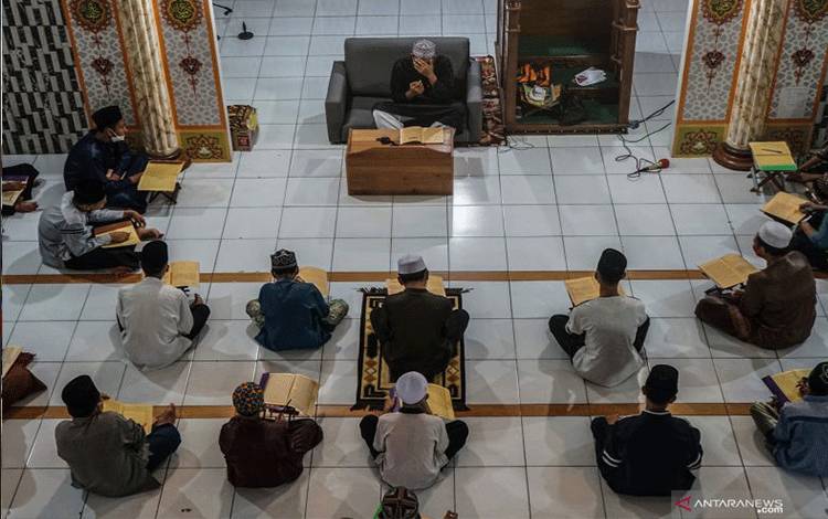 Arsip Foto. Santri mengikuti kajian kitab kuning di Pondok Pesantren Darul Amin, Palangkaraya, Kalimantan Tengah, Selasa (27/4/2021). (ANTARA FOTO/Makna Zaezar/rwa)