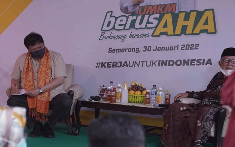 Menteri Koordinator Bidang Perekonomian Airlangga Hartarto saat berbincang dengan para pelaku UMKM di Kota Semarang, Minggu (30/1/2022). ANTARA/HO-Dokumentasi
