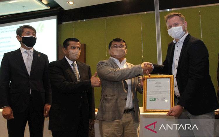 Direktur Utama IGE Dikki Akhmar (kedua kanan) menerima sertifikat green gold label yang diserahkan oleh Direktur Control Union Jurriaan Boer (kiri) di Jakarta, Kamis (27/01/2022). (ANTARA/HO-IGE)