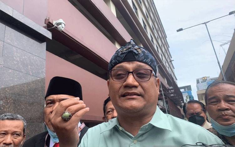 Edy Mulyadi dan kuasa hukumnya tiba di Bareskrim Polri, Jakarta, memenuhi panggilan penyidik untuk diperiksa sebagai saksi terkait ujaran kebencian "jin buang anak", Senin (31/1/2022). ANTARA/Laily Rahmawaty