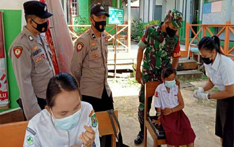 Personel Polsek Kapuas Hulu saat monitoring vaksinasi covid-19 di Desa Sei Hanyo, Senin, 31 Januari 2022
