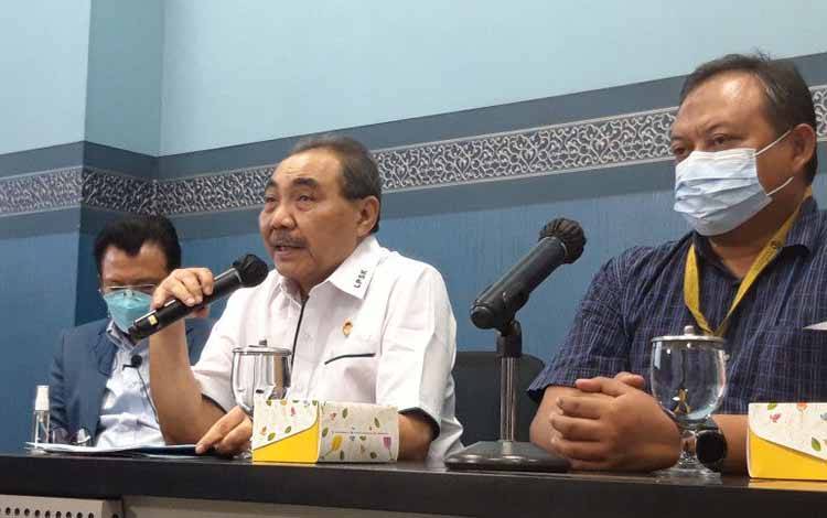Ketua Lembaga Perlindungan Saksi dan Korban (LPSK) Hasto Atmojo (tengah) memberikan keterangan pers di Jakarta, Senin (31/1/2022)