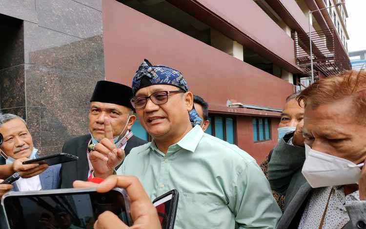 Edy Mulyadi, terlapor pekara dugaan ujaran kebencian tiba di Bareskrim Polri, Jakarta, Senin (31/1/2022) memenuhi panggilan kedua penyidik untuk diperiksa sebagai saksi
