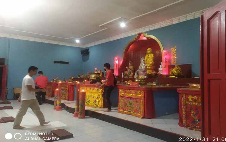 Persiapan Puja Bakti di Vihara Avalokitesvara, Senin malam 31 Januari 2022